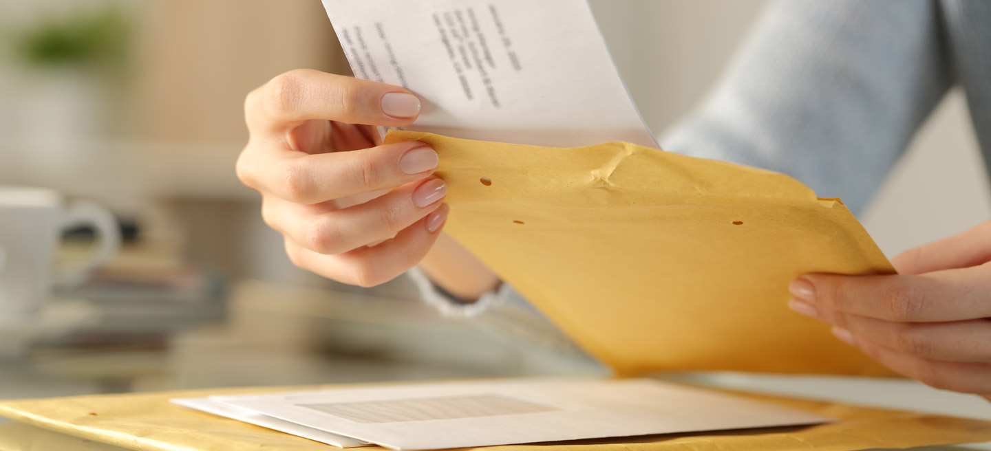 Frau nutzt Paketannahme-Service bei XXLAGER 