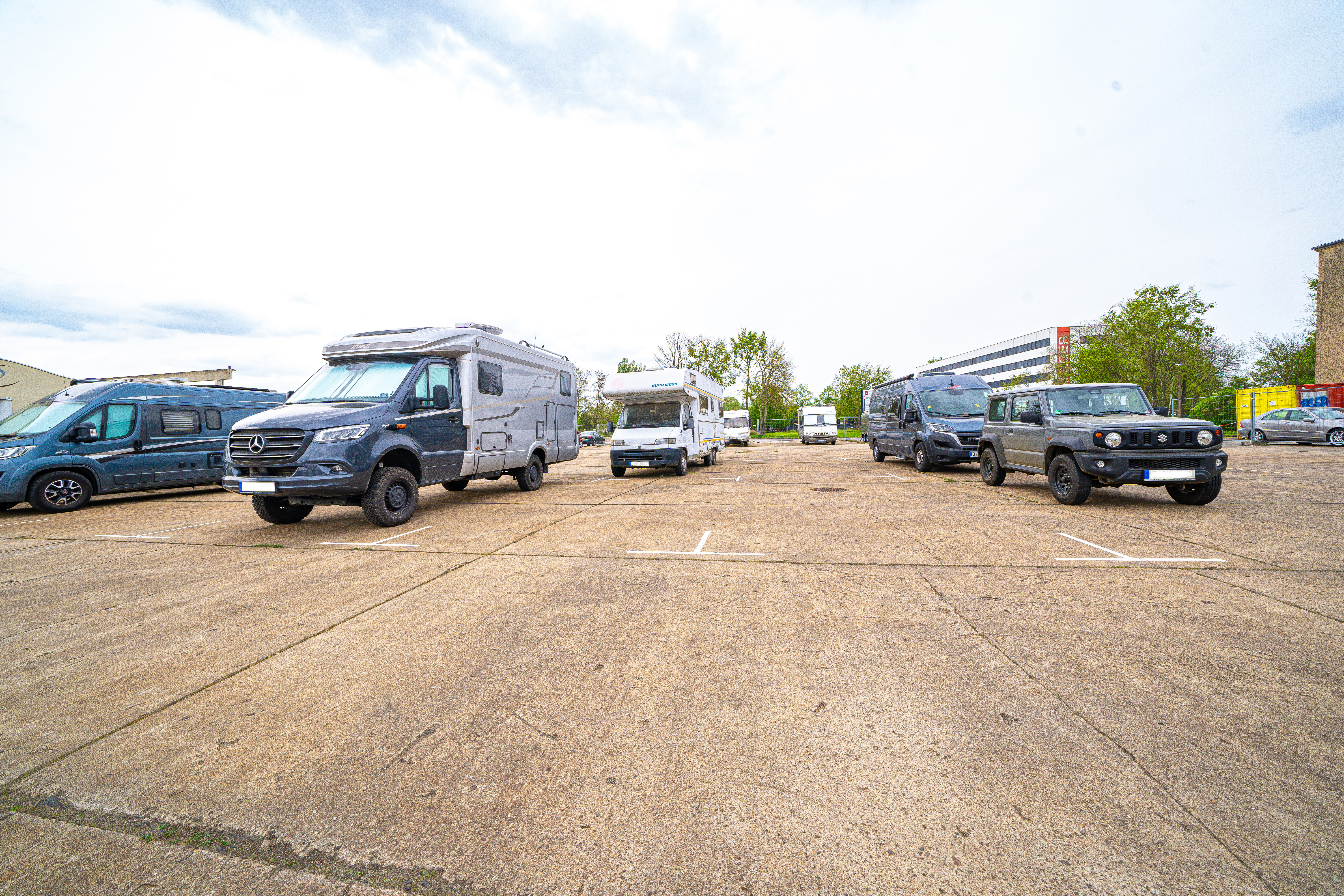 Wohnmobil auf einem Stellplatz in Berlin