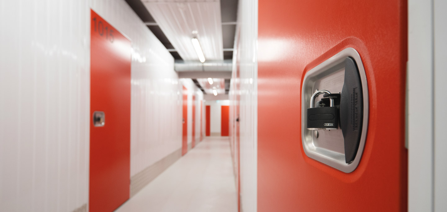 Mit Vorhängeschloss gesicherter Lagerraum