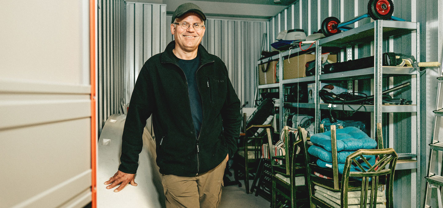 Mann nutzt Selfstorage für Umzug in Berlin