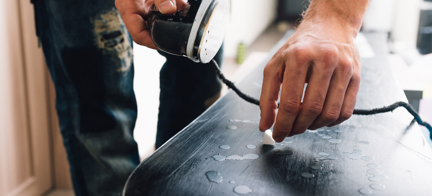 Snowboards und Ski lagern