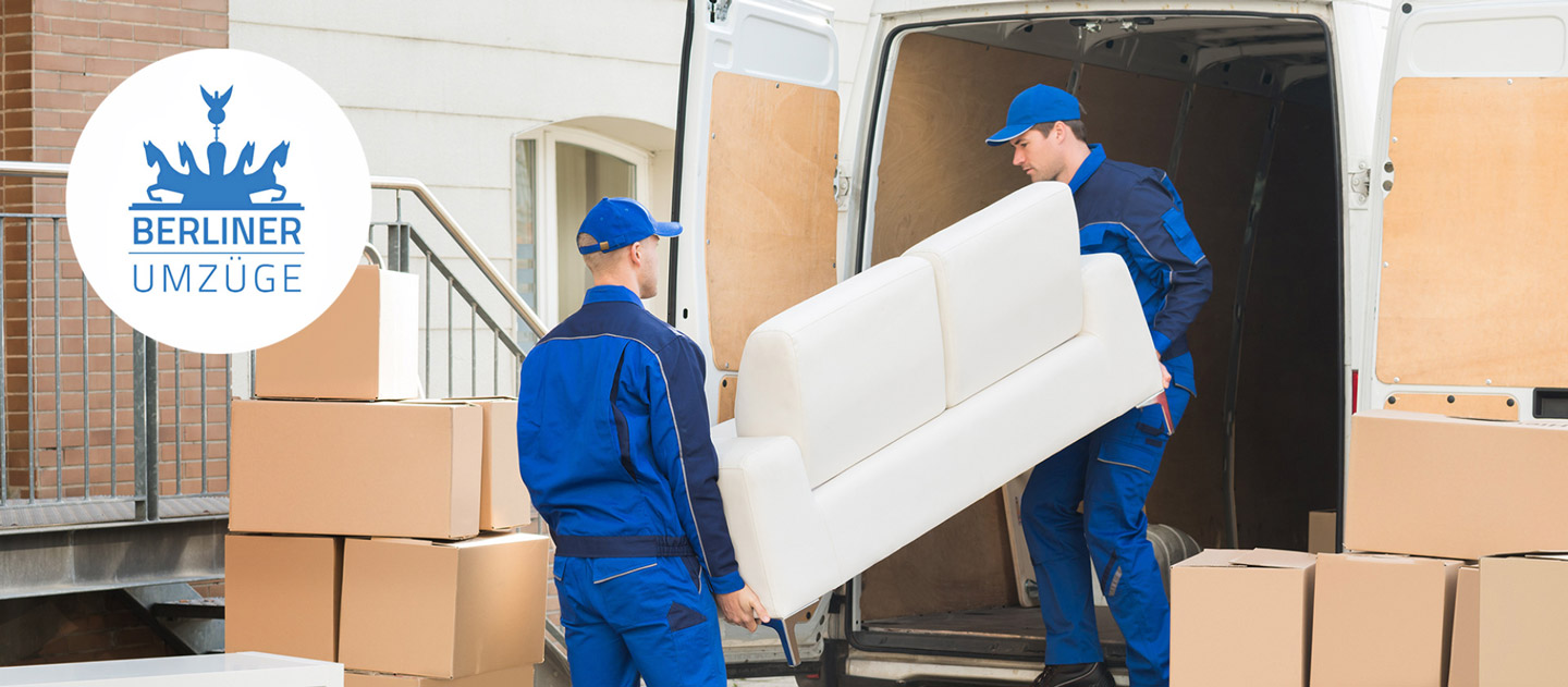 Umzugshelfer tragen Sofa aus Transporter