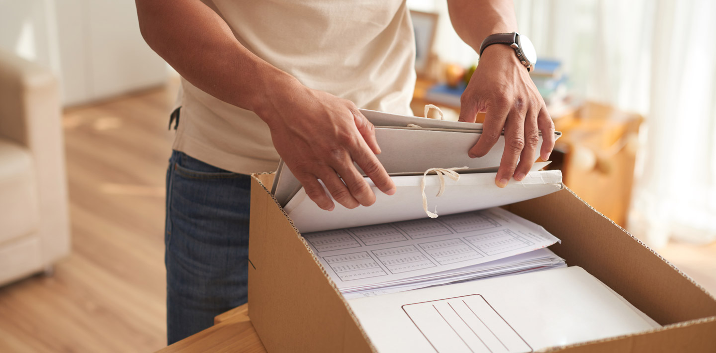 Mann lagert private Akten ein