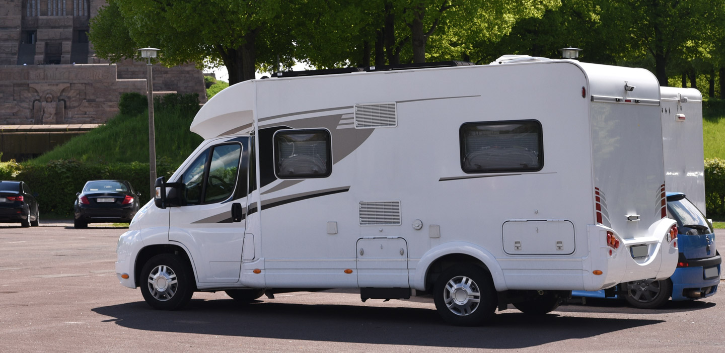 Wohnmobil auf einem Stellplatz in Berlin