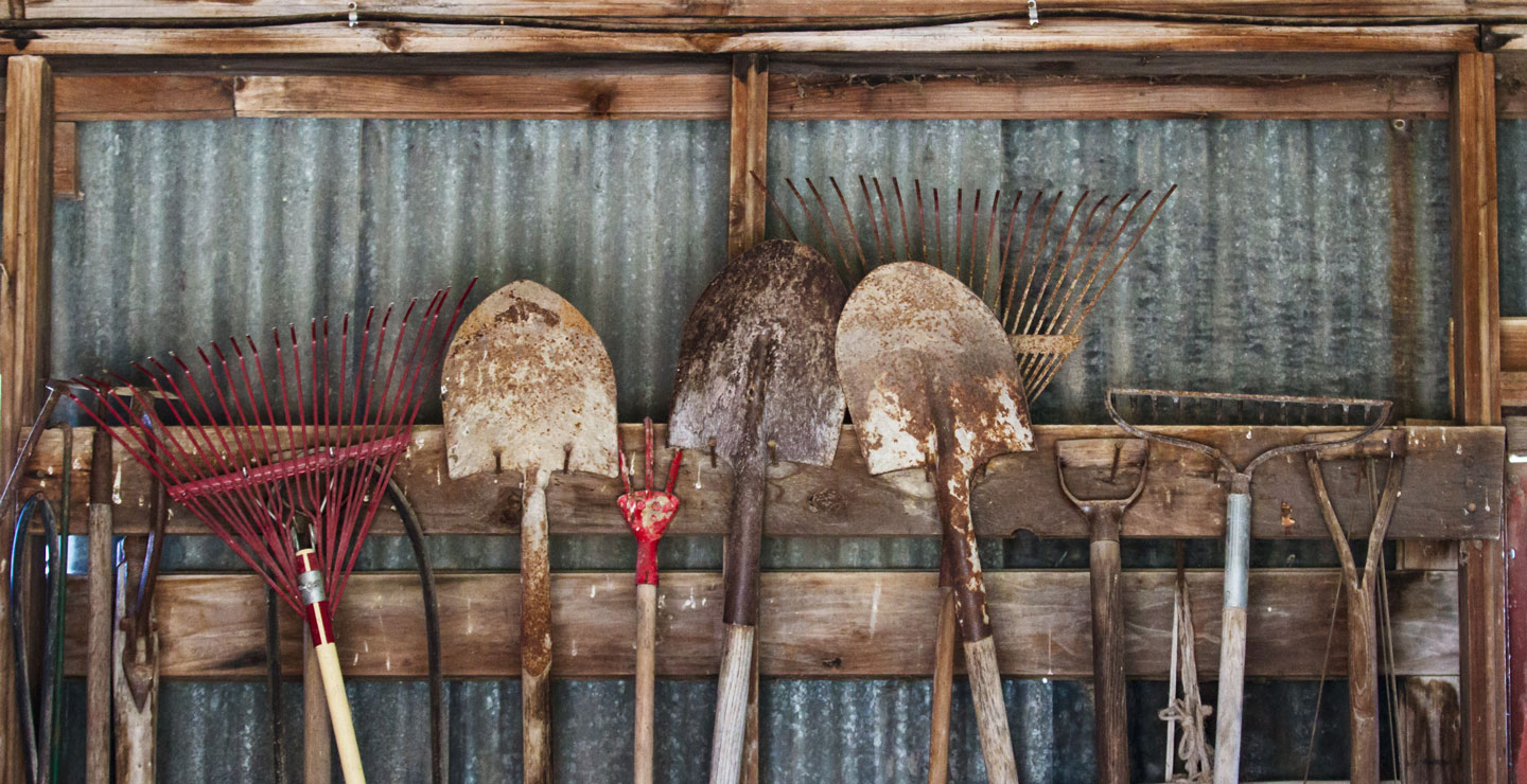 Verrostete Gartengeräte in Schuppen