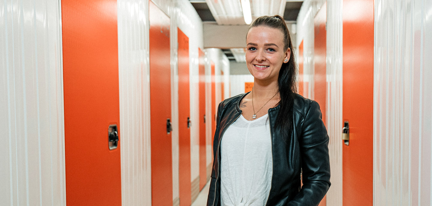 Glückliche Frau nach dem Möbel einlagern